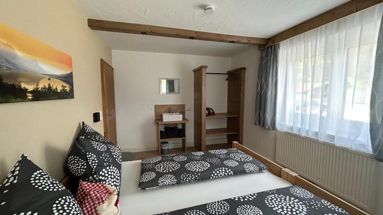 Lodge-b *